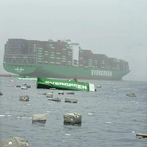 Imagen de la publicación: Ever Lunar: 50 contenedores perdidos en la bahía del Callao